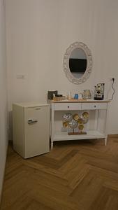 Μια τηλεόραση ή/και κέντρο ψυχαγωγίας στο Casa Raffaella Apartment and room