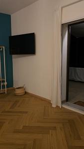 Μια τηλεόραση ή/και κέντρο ψυχαγωγίας στο Casa Raffaella Apartment and room