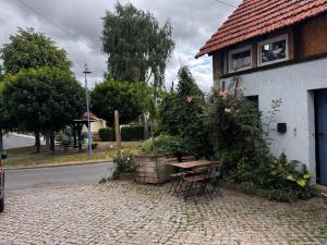 a table and chairs sitting outside of a building at Familyroom 6 P Free WiFi Gemeinschaftsbad in Hausbreitenbach
