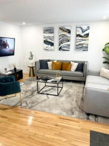 a living room with a couch and a table at Charming beautiful house 7mn to downtown Ottawa in Gatineau