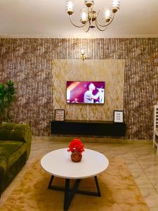 TV a/nebo společenská místnost v ubytování Eldoret Cozy 2-Bed Along Kisumu Road Near Maya