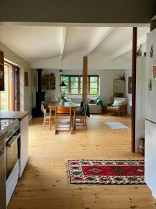 une cuisine et un salon avec une table et des chaises dans l'établissement Family House By Roskilde Fjord And North Forest, à Jægerspris