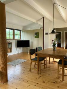 une salle à manger avec une table et des chaises en bois dans l'établissement Family House By Roskilde Fjord And North Forest, à Jægerspris 26 autres photos