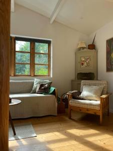 un salon avec un canapé et une fenêtre dans l'établissement Family House By Roskilde Fjord And North Forest, à Jægerspris