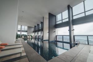 Πισίνα στο ή κοντά στο Sky88 3BR luxury condo w Pool Table (TOWN AREA)