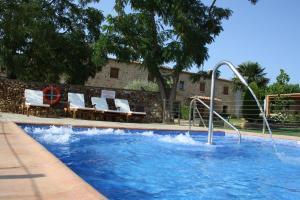 Der Swimmingpool an oder in der Nähe von Masía Rural Can Poch