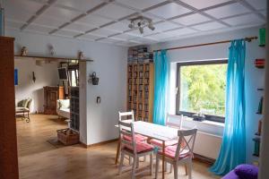 a dining room with a table and chairs and a window at Campo Allegre Duplex Ferienwohnung in Windeck