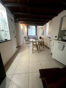 eine Küche mit Tisch und Stühlen in einem Zimmer in der Unterkunft Casa Borgo prino in Imperia