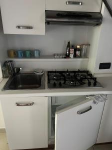 eine Küche mit Herd und Spüle in der Unterkunft Casa Borgo prino in Imperia + 7 Fotos