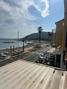 Blick auf den Strand vom Dach eines Gebäudes in der Unterkunft Casa Borgo prino in Imperia