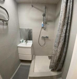 un baño con ducha y lavabo en Smuuli Päikesepesa, en Kuressaare