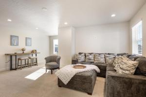 un salon avec un canapé et une table dans l'établissement Holiday Hideaway townhouse, à Harrisburg Junction