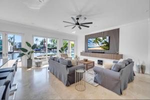 フォート・ローダーデールにあるMediterranean Villa Venice of America Riverside View Access Fiesta Key VlLLASのリビングルーム(ソファ、天井ファン付)