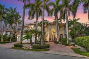 フォート・ローダーデールにあるMediterranean Villa Venice of America Riverside View Access Fiesta Key VlLLASの前にヤシの木がある家