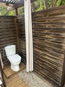 Koupelna v ubytování Tente Lodge avec Vue sur la Baie d'Ajaccio + 11 fotografií