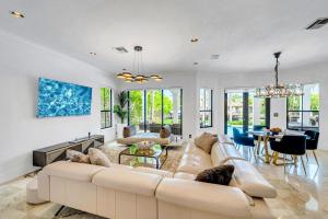 フォート・ローダーデールにあるVenice of America Heated Pool Canal View Access Isle Key VlLLASの大きなソファとテーブルのあるリビングルーム