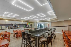 En restaurant eller et andet spisested på Quality Inn & Suites