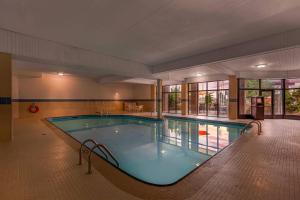 Swimmingpoolen hos eller tæt på Quality Inn & Suites