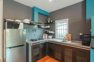 Areca Holiday Home 7, Bangtao Beachにあるキッチンまたは簡易キッチン