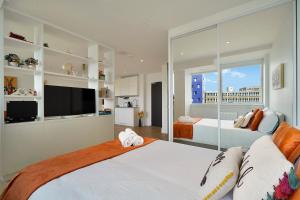 Μια τηλεόραση ή/και κέντρο ψυχαγωγίας στο Large Cosy Studio Apartment Next To Stadium With Gym +12 φωτογραφίες