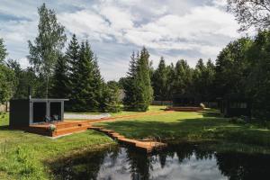 PalaPala Stay的院子里有池塘的房子