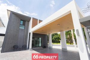 ein Gebäude mit einem Eigentumsschild davor in der Unterkunft Minimalist Modern Home, Smart TV, Kitchen in Chiang Mai