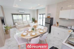 eine Küche und ein Wohnzimmer mit Tisch und Stühlen in der Unterkunft Minimalist Modern Home, Smart TV, Kitchen in Chiang Mai