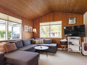 TV a/nebo společenská místnost v ubytování 6 person holiday home in Hadsund-By Traum