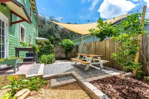 Κήπος έξω από το Cozy 3BR Retreat - Near Bars Zoo & Lake Trails +28 φωτογραφίες