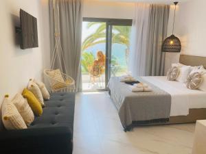 una camera d'albergo con due letti e balcone di Sofi Mar - Plomari - The place to be a Plomari