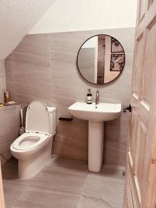 Ένα μπάνιο στο leela house