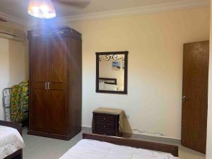 ein Schlafzimmer mit einem Bett, einer Kommode und einem Spiegel in der Unterkunft Coral Hills Resort North Coast Amazing place in Jalāl + 12 Fotos