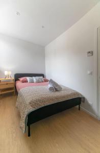 a bedroom with a bed in a room at La maison des Fleurs - Superbe maison sur les hauteurs de Clermont in Clermont-Ferrand