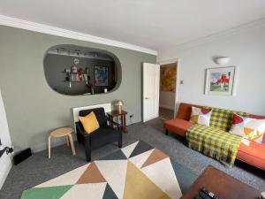 Χώρος καθιστικού στο Eclectic Beach Basement