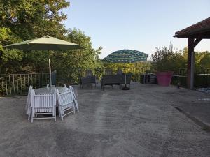 Un jardín fuera de Gîte piscine spa pour décompresser