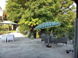 Un jardín fuera de Gîte piscine spa pour décompresser
