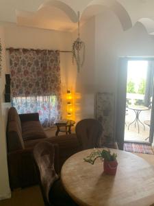 a living room with a table and a couch at Brise de mer L'écume in La Plaine