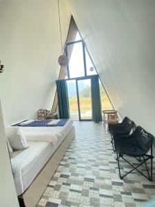 una camera da letto con un letto e una grande finestra di Angsavanh Resort a Vang Vieng