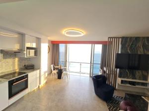 cocina con sala de estar con vistas al océano en Ocean Pearl, en Bloubergstrand