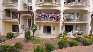 フリック・アン・フラックにあるResidence Les Peupliers 006の花の咲くバルコニー付きのアパートメントビル