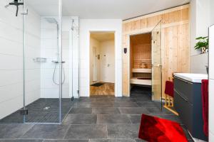 une salle de bain avec une douche à l'italienne et un lavabo dans l'établissement Seeeckchen, à Kellenhusen 23 autres photos