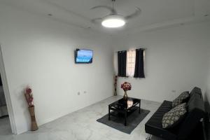 Μια τηλεόραση ή/και κέντρο ψυχαγωγίας στο 1 Bed - Sleeps 4 - Parking - 5 Min to Beach