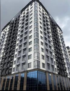 Un gran edificio blanco con ventanas de vidrio. en ЖК Millennium, en Bishkek 33 fotos más