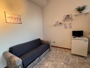 a living room with a couch in a room at Casa La Lavanda in Nicosia