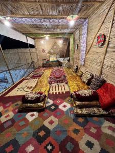Habitación grande con 2 camas y alfombra. en Zardozon Hotel, en Bukhara 22 fotos más