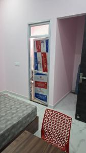 une chambre avec un lit, un banc et une fenêtre dans l'établissement Hotel & Restaurant - VIRAT CHATPATA BAZAAR, à Bairāt