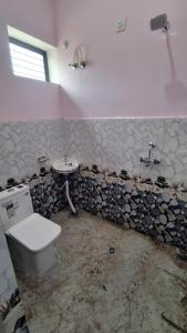 une salle de bain avec toilettes et lavabo dans l'établissement Hotel & Restaurant - VIRAT CHATPATA BAZAAR, à Bairāt