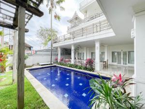 an exterior view of a house with a swimming pool at Urbanview Hotel Lilis Ikvala Radha in Canggu