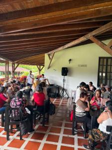 a group of people sitting at tables in a room at Hotel Campestre Jardín Cafetero - Quindio in Armenia