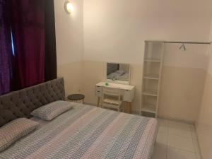 a bedroom with a bed and a desk and a mirror at Brise de mer L'écume in La Plaine
